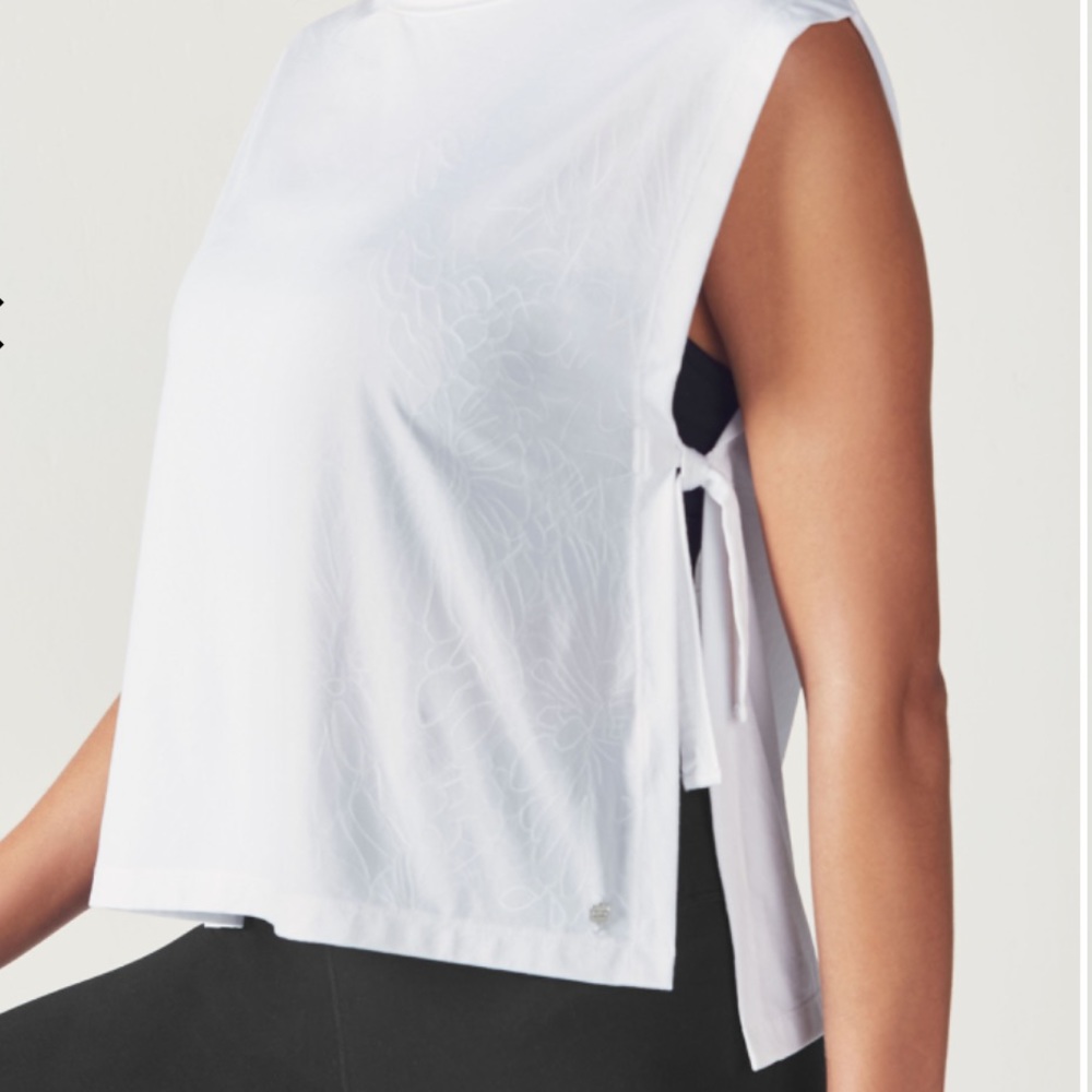🆕 NWT Fabletics Kalpana Tee Size L in White